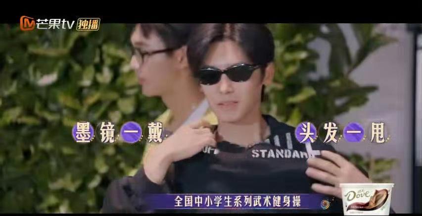 #侯明昊荣梓杉在法国街头跳旭日东升#侯明昊和荣梓杉玩游戏输了，两人接受惩罚在法国