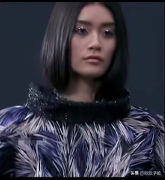 刷到奚梦瑶早期走秀的照片，如今看起来也太雷人了！ 