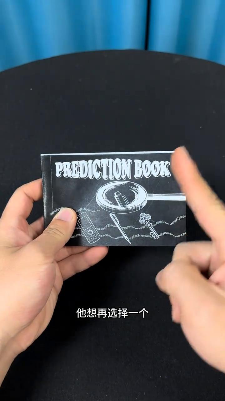 预言魔法书。
如果用这个魔术逗一下家里的小朋友肯定特别好玩。可以看到书的上方有三