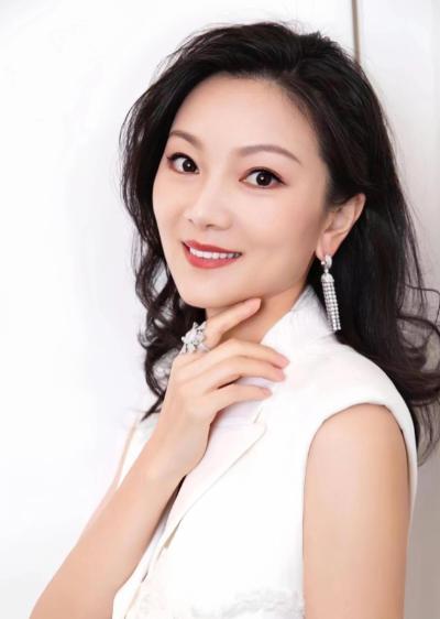 1999年，18岁的陈婷正在上课时，突然感觉一阵恶心呕吐，同桌问她：“你怎么啦？