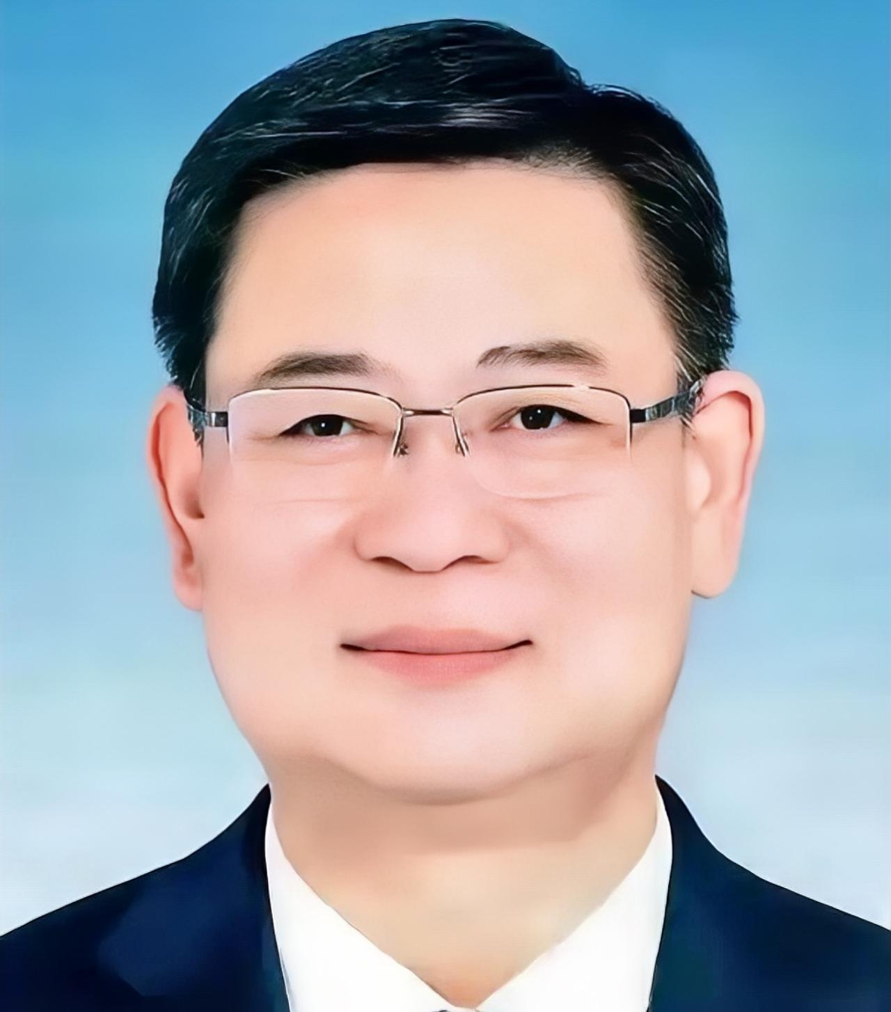 他成为谷雨节里落马的山东第一只虎！2026年4月20日，暮春谷雨的当日，一则来自