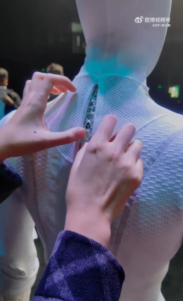 其实当大家质疑这是不是真人扮演的时候，小鹏机器人就已经成功了[举手]在这之前有很