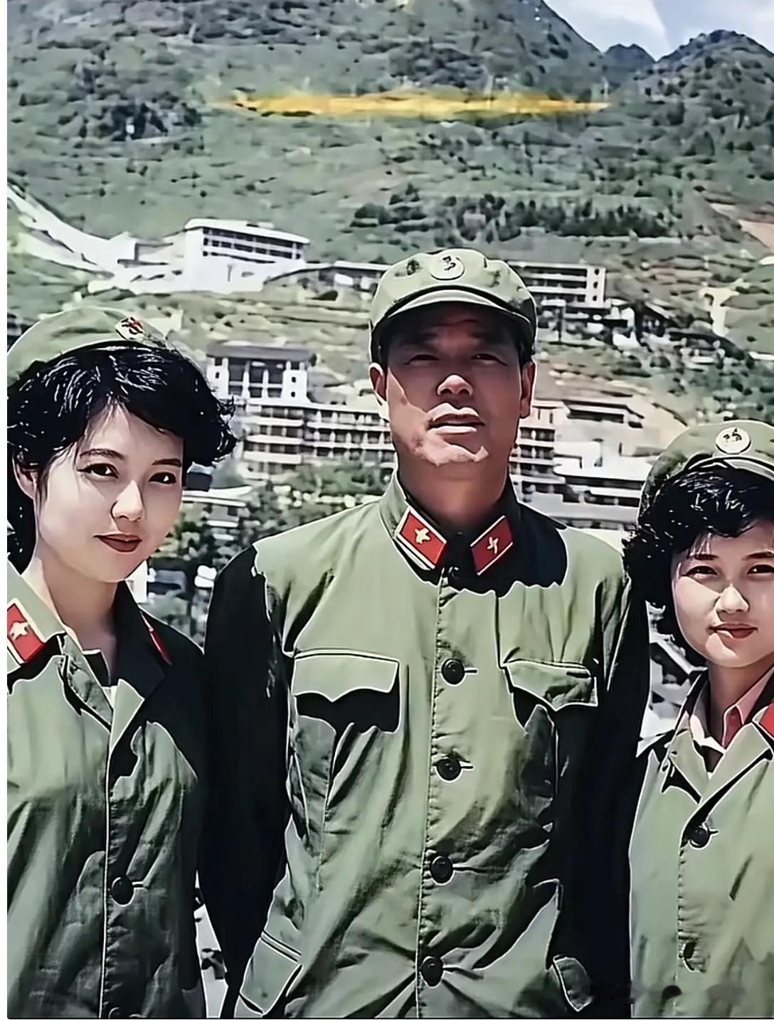 1984年，时任南京军区第一军军长傅全有将军，在老山前线阵地上，与战地文工队的两