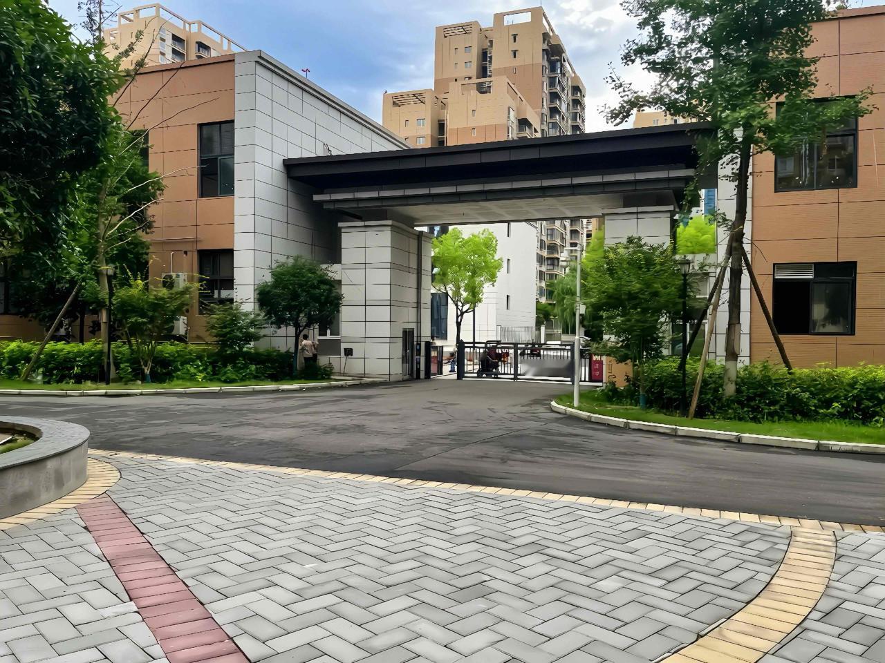 ［阆中微雨晨起闲行］

阆中盛夏连日酷暑难耐，艳阳整日炙烤大地，空气闷沉沉的，平