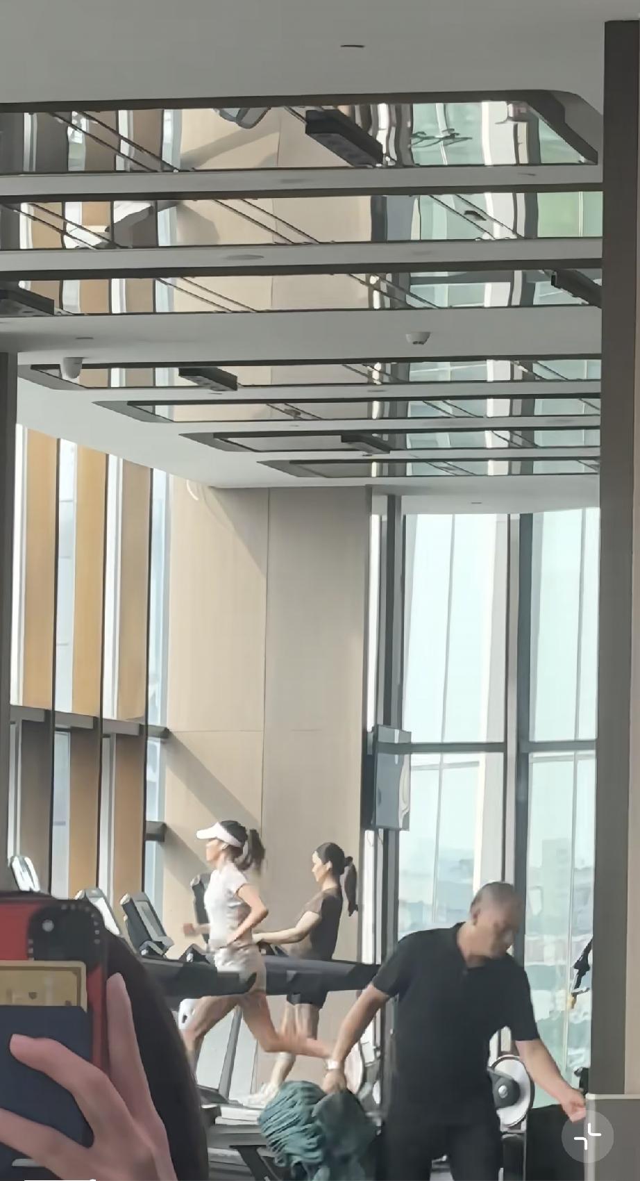 8月18日一大早，谷爱凌在北京的洲际酒店健身房跑步机跑步，她跑得好快，像拍广告一