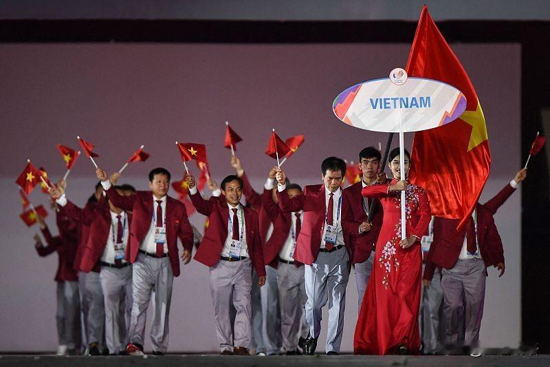 最期待各国代表团登场，还有精彩的文艺表演。看科技与文化碰撞，见证火炬点燃，感受亚
