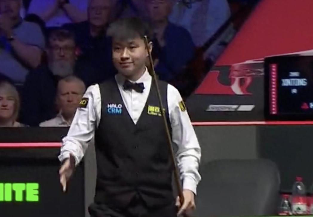 4月28日赛场突发争议！墨菲出现失误后，现场有女球迷用汉语向赵心童喊话引发热议，