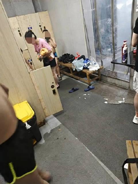 【男子吐槽大妈进男更衣室替小孩换衣：很没边界感】7月14日，湖南衡阳。一大妈执意