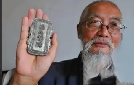 炸锅全网！老人攥着祖传腰牌拒上交，评论区吵到白热化，真相没你想的简单

一位老人
