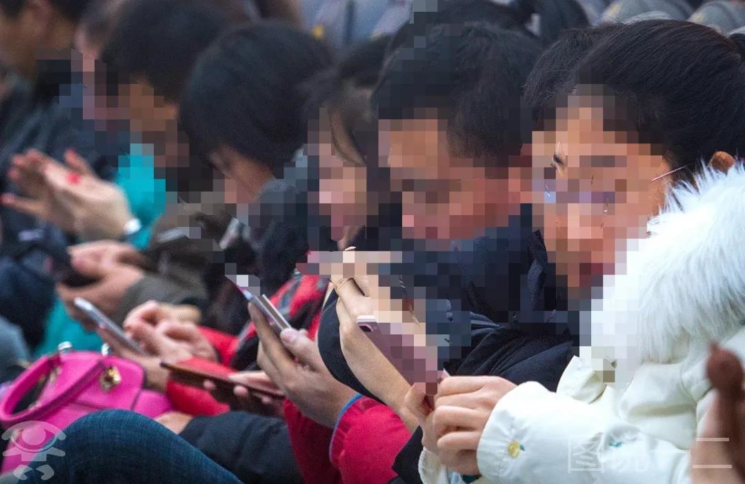 低头族，令人细思极恐！

如今有一个非常扎心的事实，又无法解决的问题，想想比旧社