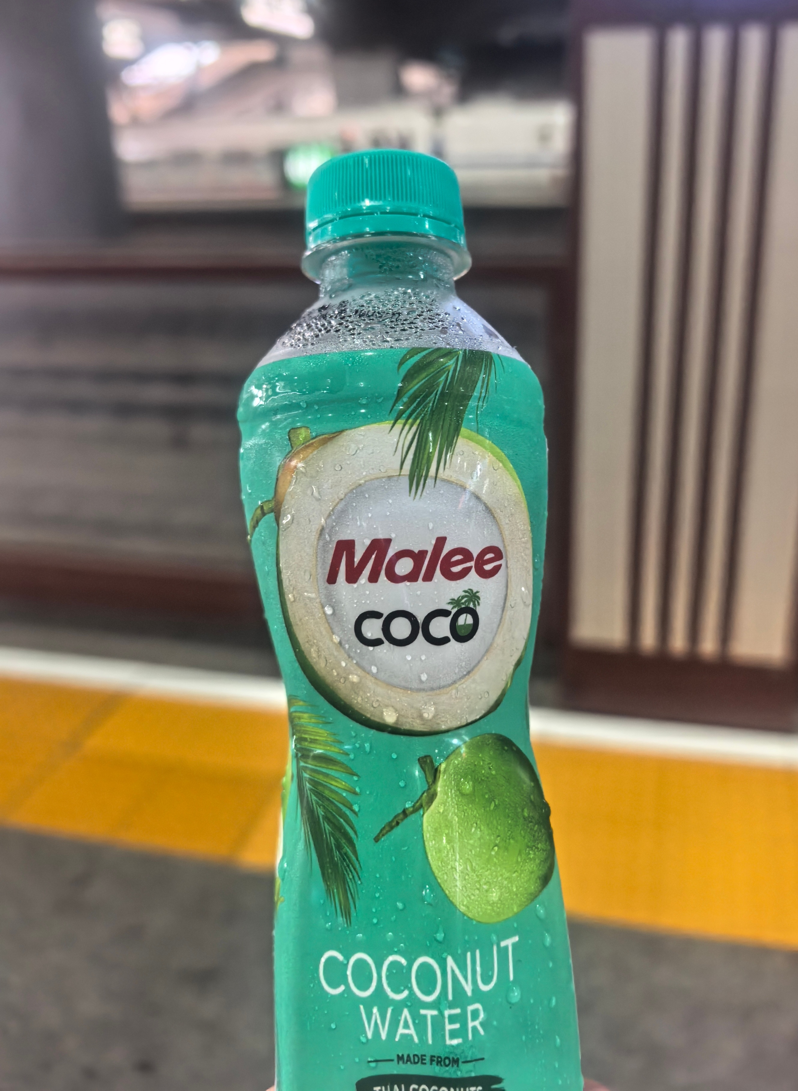 你们知道夏天出门在外随身携带一瓶冰霜Malee CoCo椰子水多爽吗 