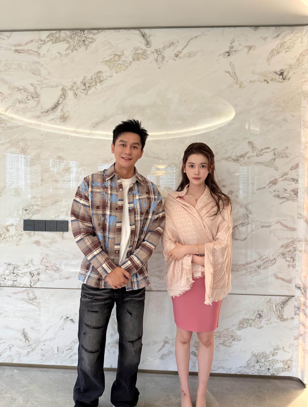 8月25日，有位漂亮小姐姐在杭州偶遇李晨，两人合影的时候，“大黑牛”脸上露出微笑