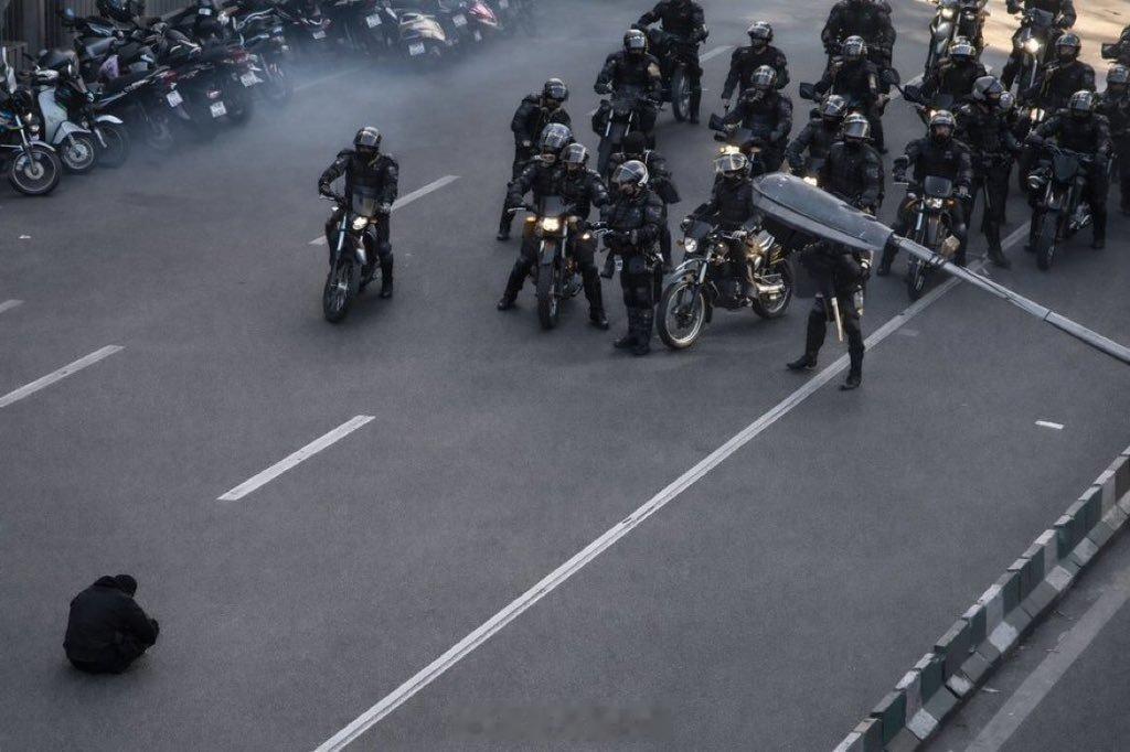 美国驻联合国大使迈克·沃尔兹表示，美国与抗议伊朗政权的伊朗人民站在一起：我们与德