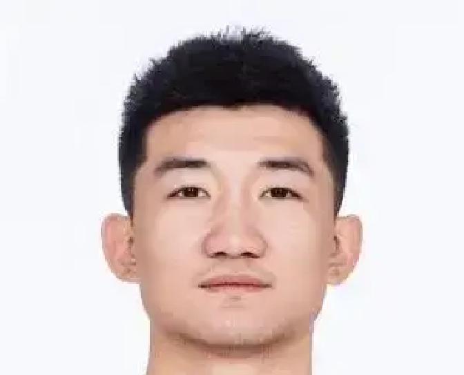 千万别劝架。
他俩在洗手间撞见，沉默十秒，孙铭徽递了根烟，布朗接过。
就这么点事