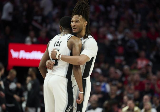 NBA总决赛，尼克斯对阵马刺的G3比赛中，出现了奇葩的一幕。今天尼克斯主帅布朗可