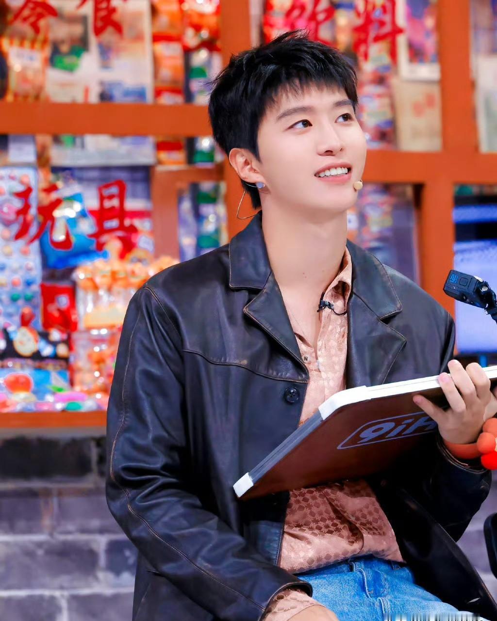 节目组为了他，把整个拍摄日都往后挪了。
就为了让他去录一期《你好星期六》，宣传那