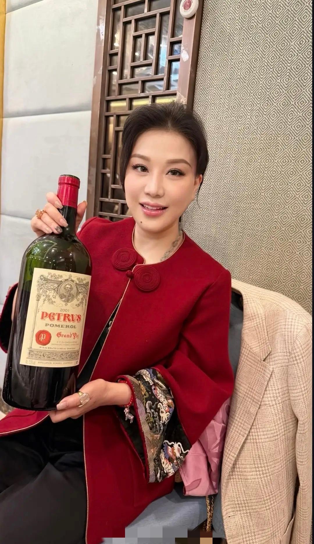 何猷启前妻携女儿新春拜年，与吕良伟夫妇共进海鲜盛宴，七岁长女首度亮相，眉眼神韵尽