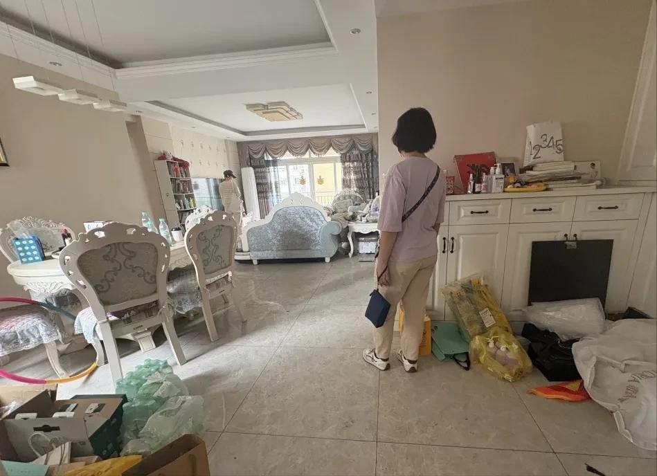 太扎心！一个大男人被妻子追着打逼到8楼空调板上，还继续被精神施压，最终在妻子的辱