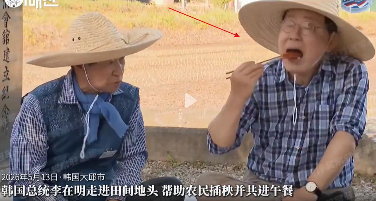 确实没想到！韩国总统扎进农田干农活，亲手开拖拉机插秧，还和农民围坐吃家常饭。
