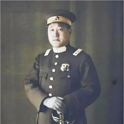1925年12月30日凌晨，一列火车在廊坊车站被逼停，一队士兵将车厢中的徐树铮强