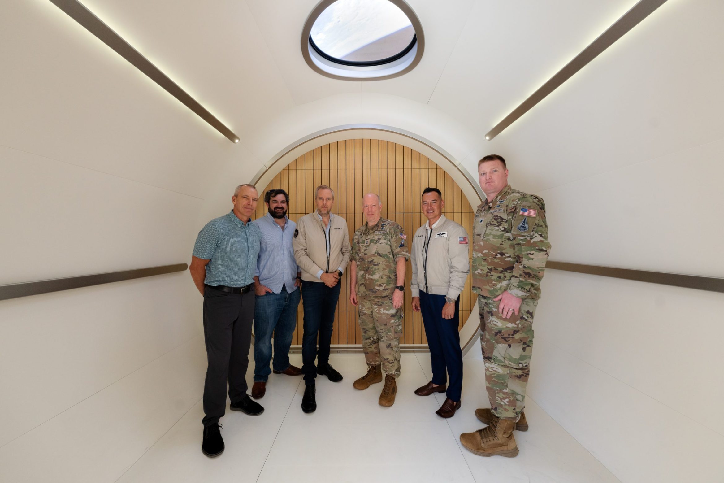 美军 方动态！【美国太空军太空采购负责人斯蒂芬·珀迪少将（附图中右）于 9 月访