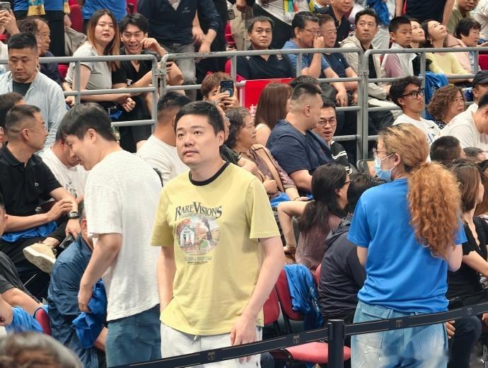 丁俊晖观战CBA季后赛 CBA季后赛半决赛G3，北京男篮vs上海男篮的比赛，现场