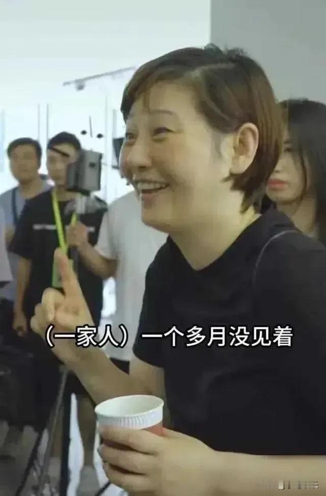徐帆素颜带着女儿来看冯小刚，一副贤妻良母的形象。她不施粉黛，却看起来和蔼可亲，没
