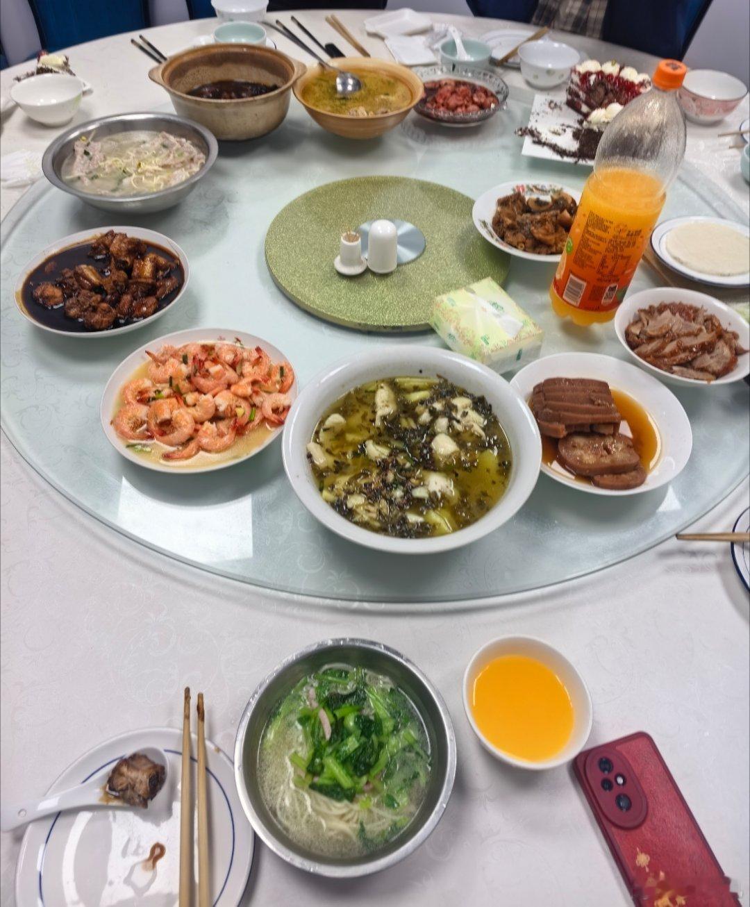 每天上班最开心就是等开饭，吃完了再去医院挂个水，眯一会儿，就可以下班了 