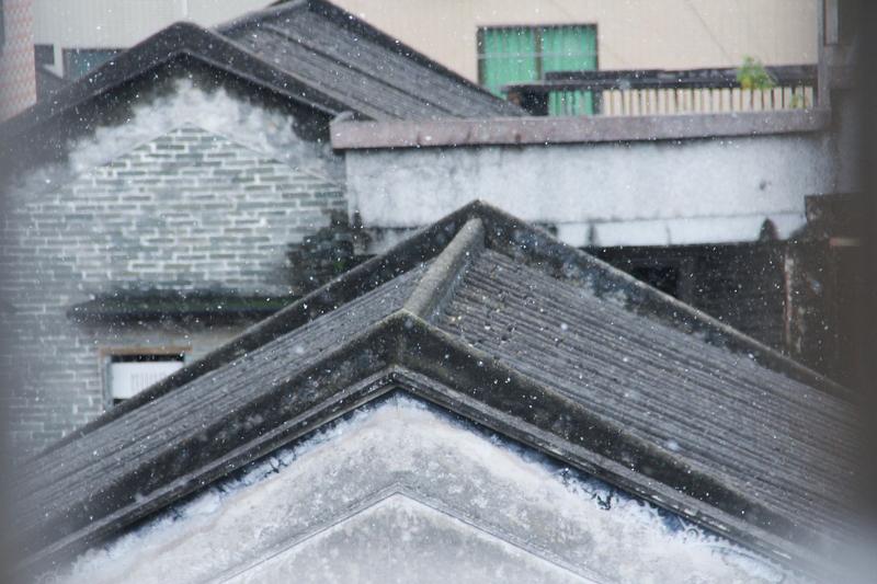 今天安徽人的朋友圈被“白色颗粒”刷屏了！亳州、阜阳、六安等地，今早天空飘起密密麻