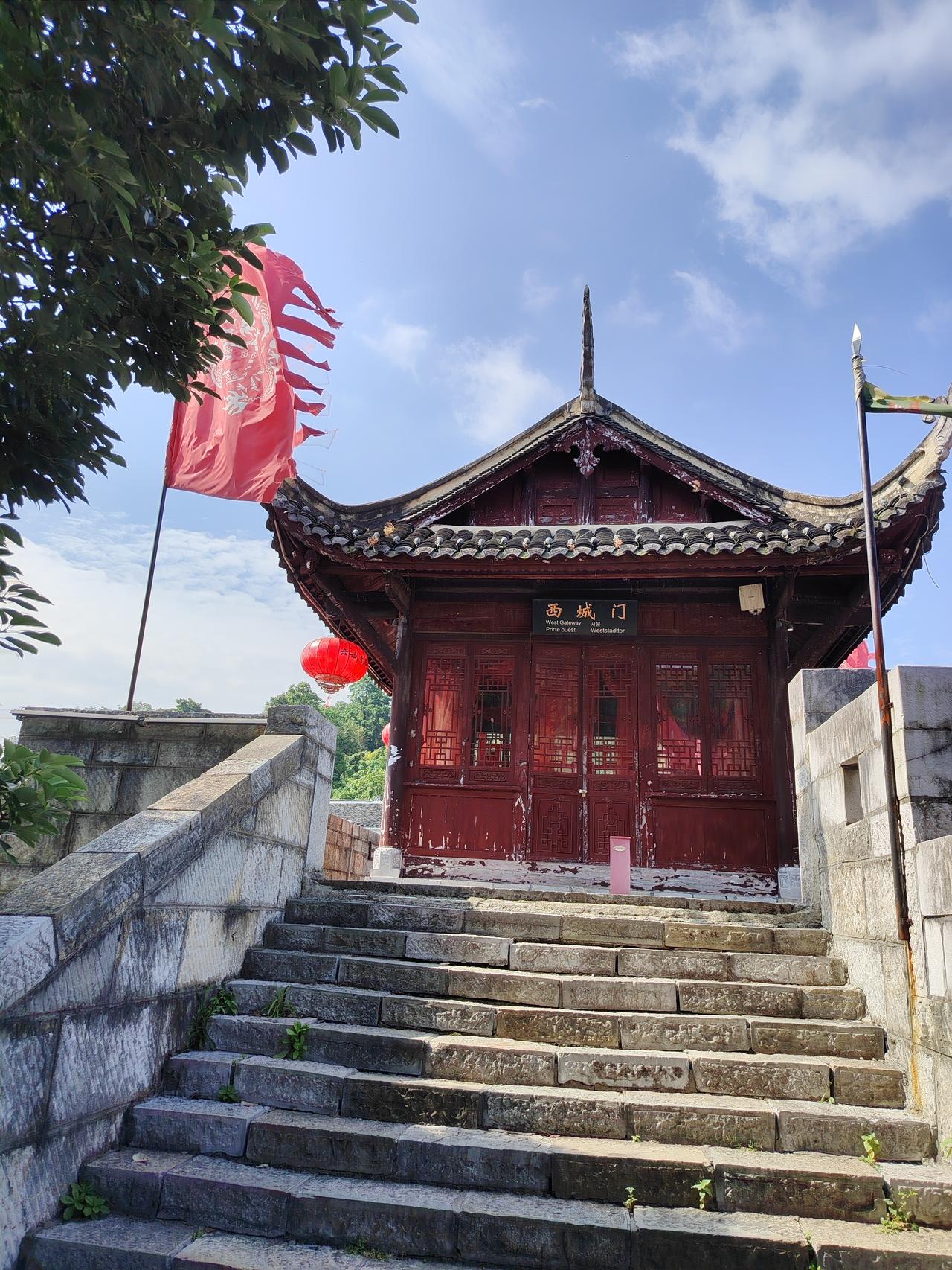山间的溪流遇到巨石阻挡，从不试图将其击碎，而是温柔地绕开，或者在石缝间寻找出路。