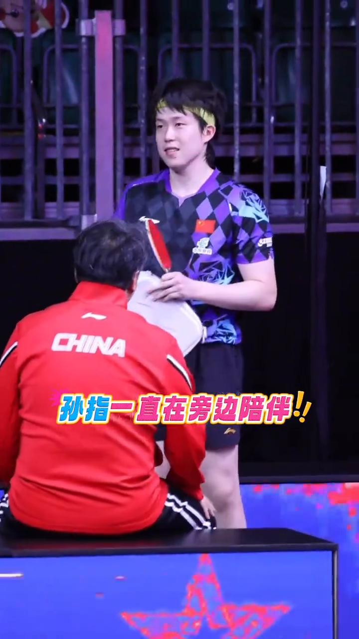 王楚钦天绿美国大满贯八强，比赛结束后很自责，师徒两人一起离场。王楚钦不忘给现场球