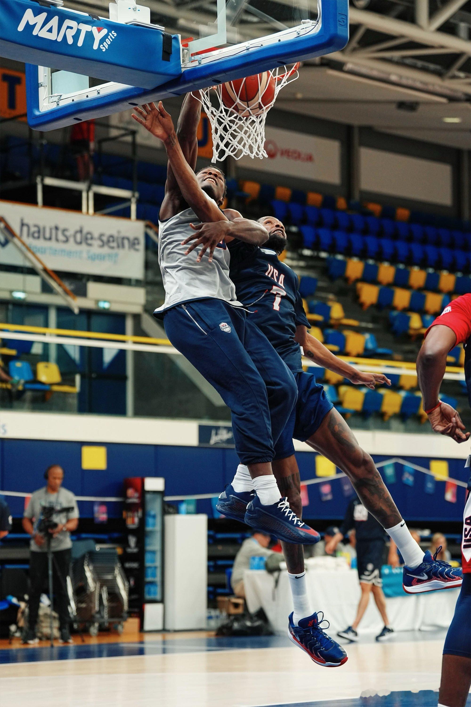 爱德华兹在训练赛隔扣杜兰特[给力][给力]#篮球热力一夏##跨出夏日波篮# ​​