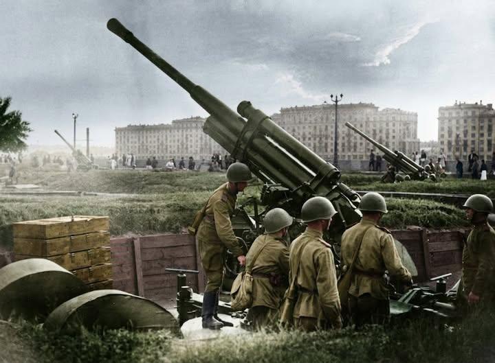 1941年7月28日，莫斯科高尔基公园，一组苏联52‑K（M1939型）85毫米