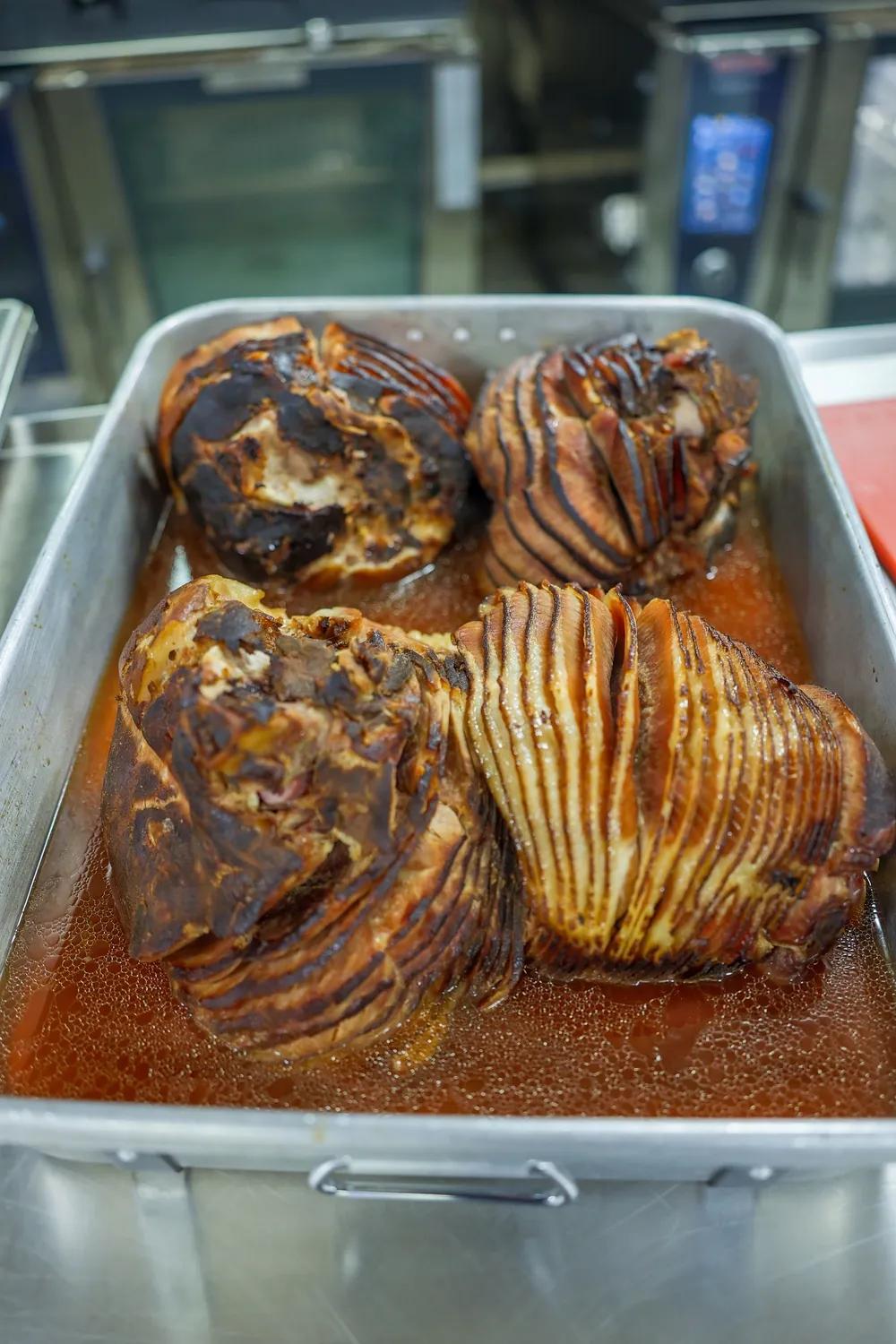 美军圣诞节的大餐，都是“白人饭”，真是倒胃口。
2025年12月25日，在弗吉尼