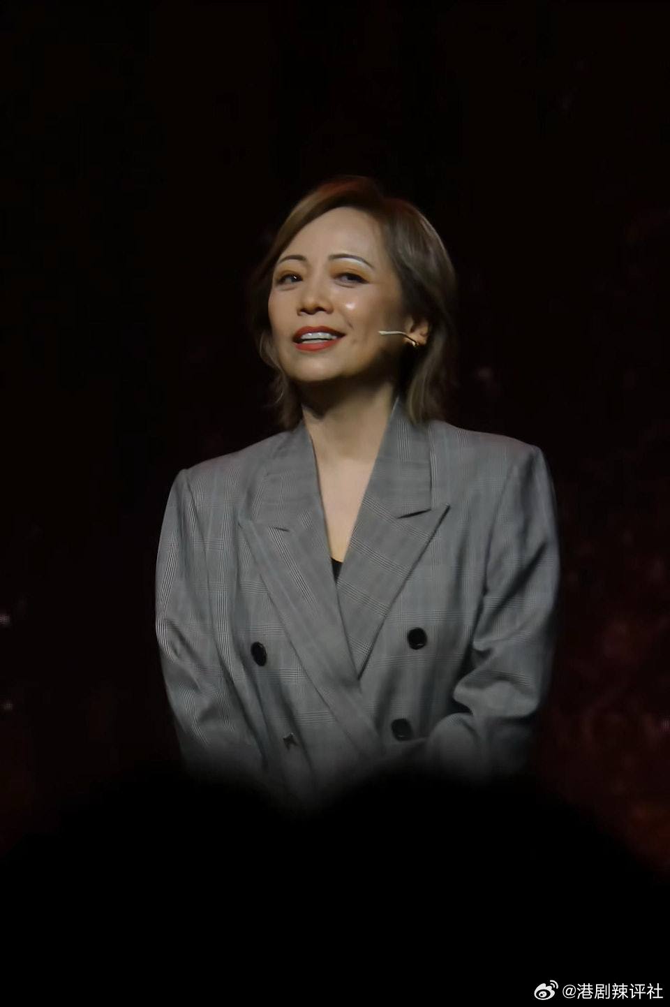 剛剛踏入60歲的TVB視后鄧萃雯近年主力內地發展，前年憑參與內地綜藝《乘風破浪的