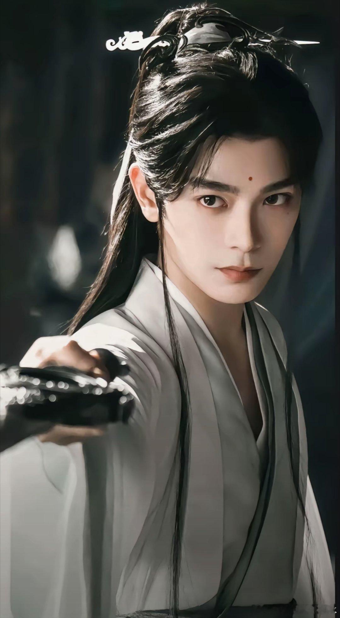 丁禹兮的白正，这个造型我真的幻视谢怜《天官赐福》里的谢怜：兼具神性与人性特质，拥