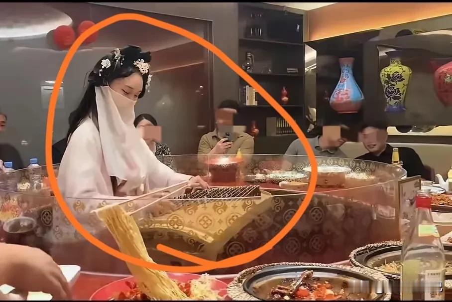 真不知道这是什么操作，
到底是吃饭还是娱乐，
现在流行这样的宴会，
在吃饭时饭桌