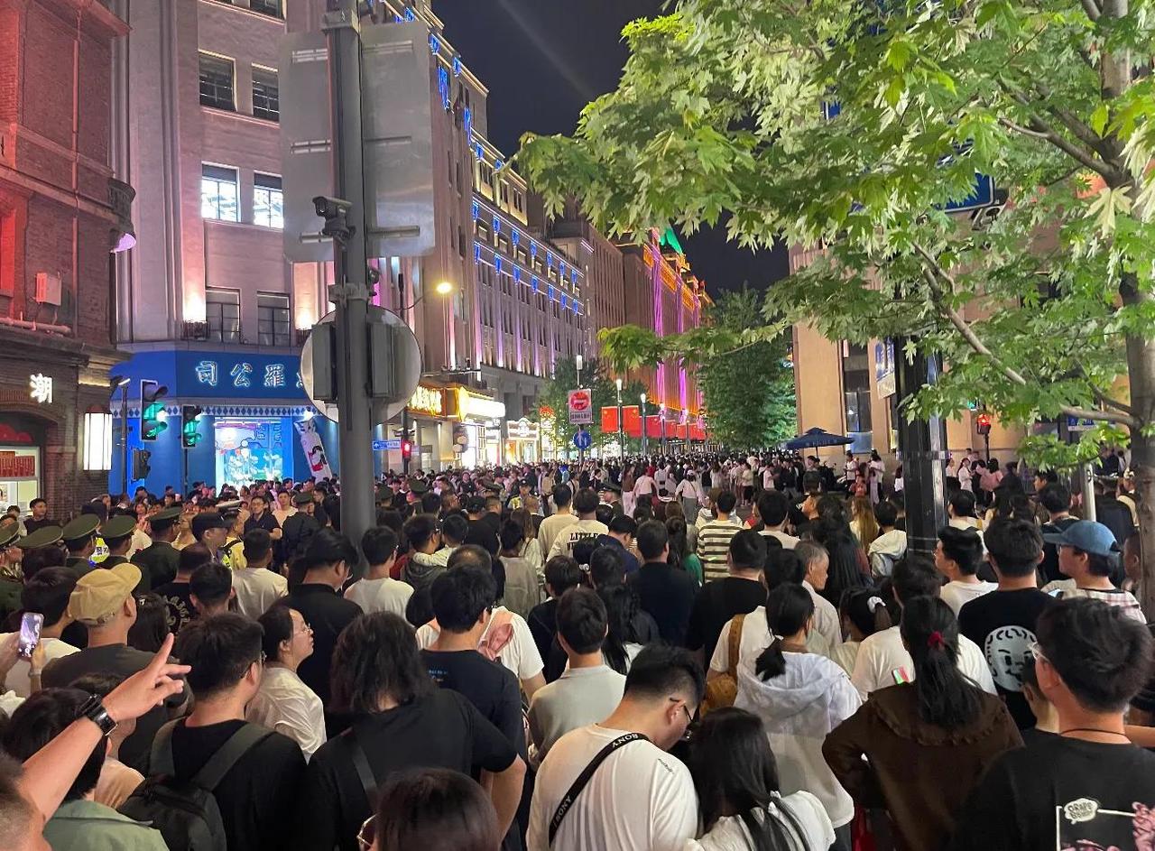 挤爆了！五一假期第一天，上海南京路步行街瞬时人数能达58659人。

想想明天出