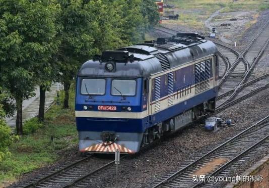 东风8B内燃机车，是国内一款大功率货运机车，在铁路未实现大规模电气化之前，东风8