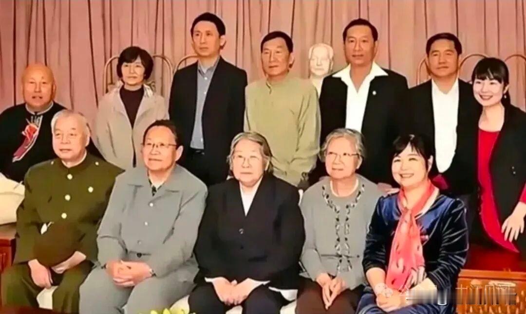 2009年，毛主席的几个孩子在一起合影，李敏李讷坐在中间，晚辈站在后排。

这张