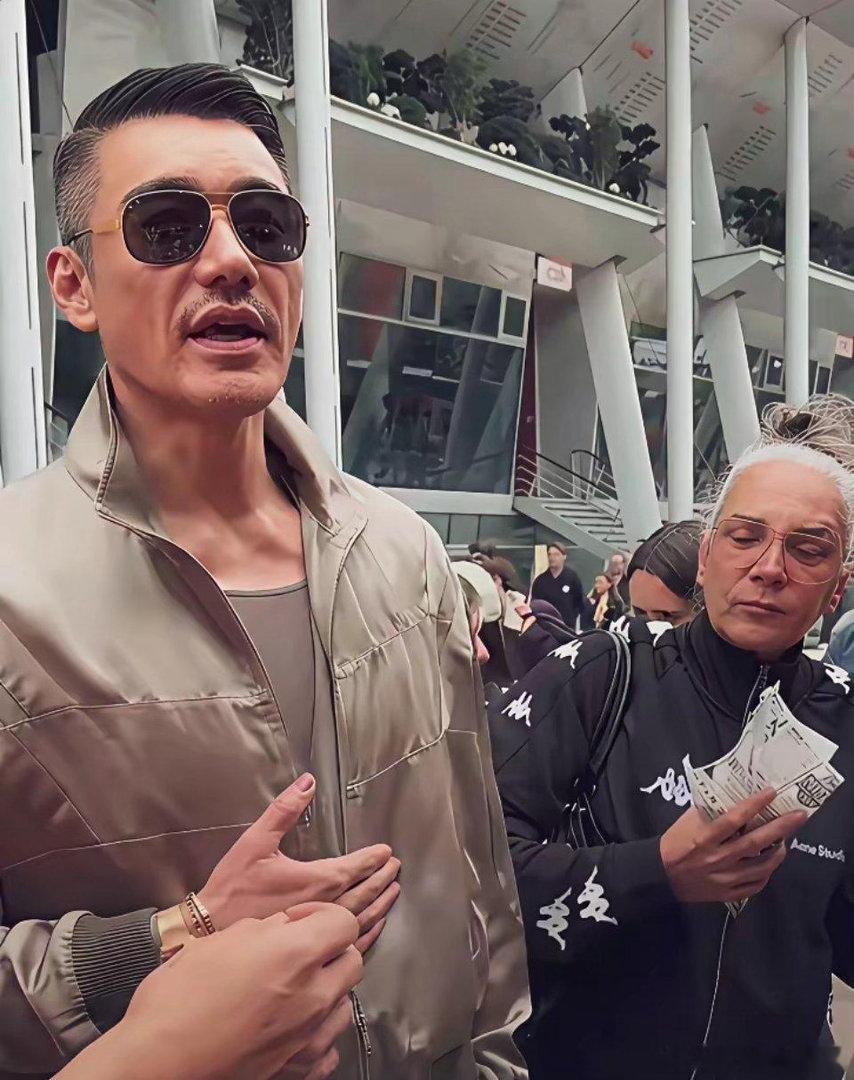 55岁的胡兵，变化太大了。皮肤粗糙松弛，已经由一个大帅哥变成了一个老头了。不过他
