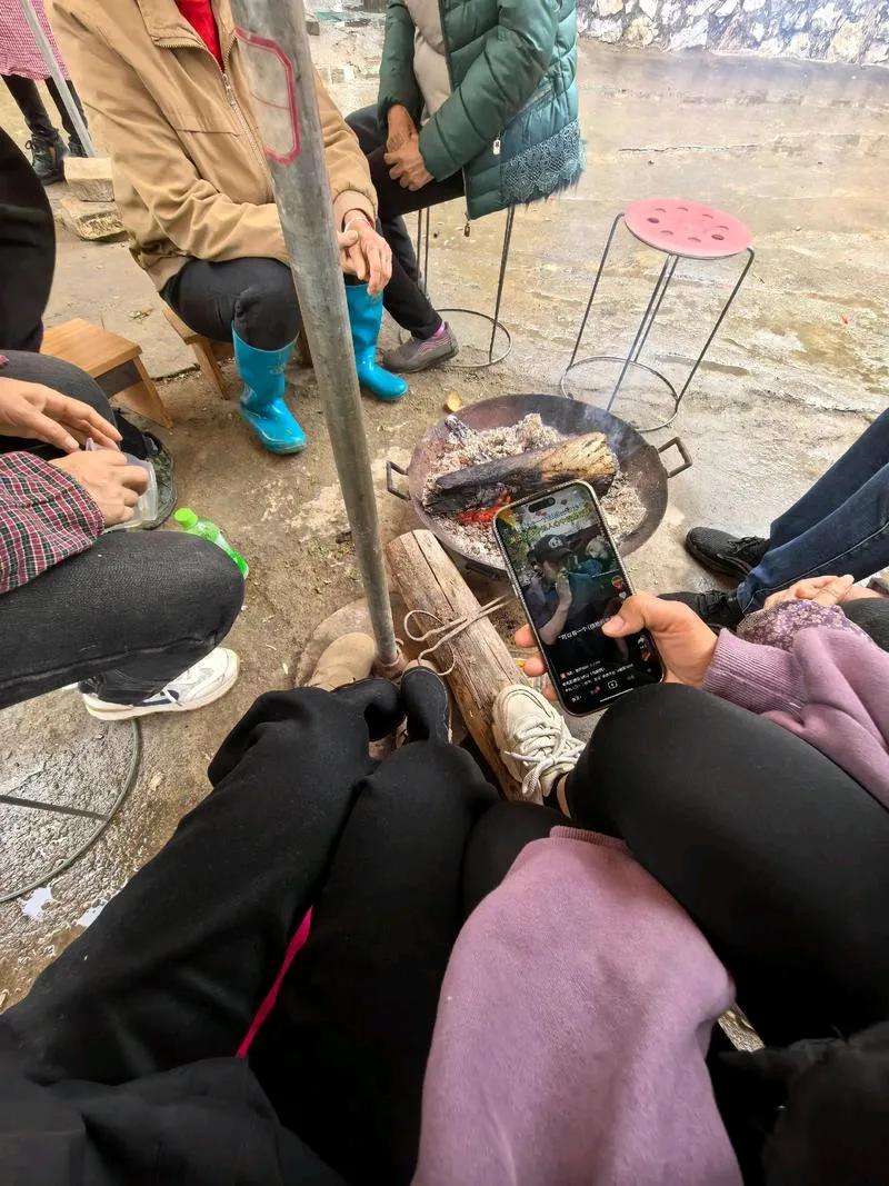 在农村住就是麻烦多。
前几天因为有事儿回老家住了几天，傍晚魏婆（外婆)就气呼呼的