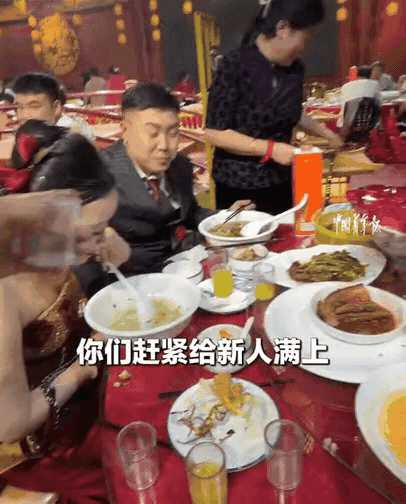 山西阳泉一对新人结婚，婚宴结束宾客差不多都走光后，新郎就迫不及待找了个菜多的桌子