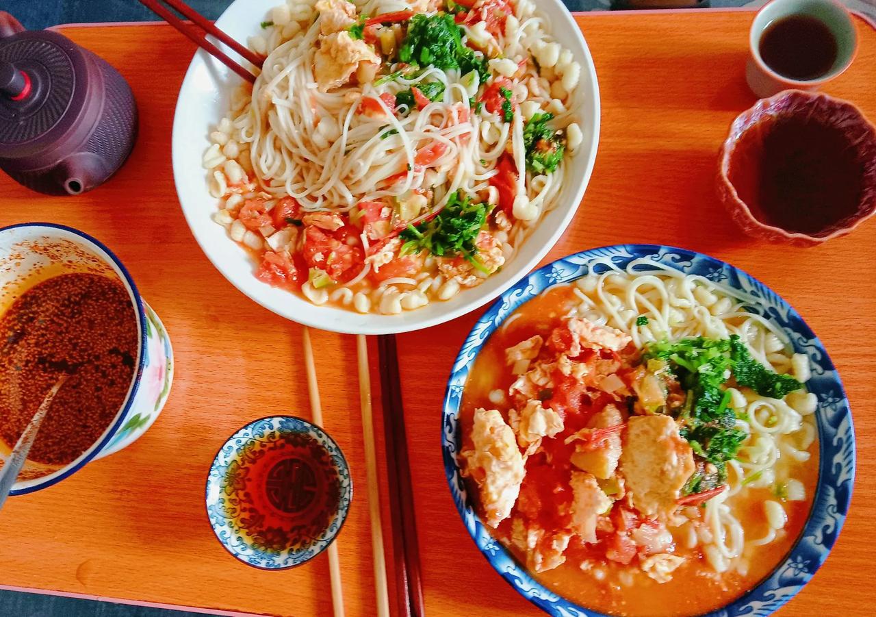 天热不知道吃什么，翻冰箱有麻食和挂面，就下了一半挂面，一半麻食。煮点芹菜叶，用西