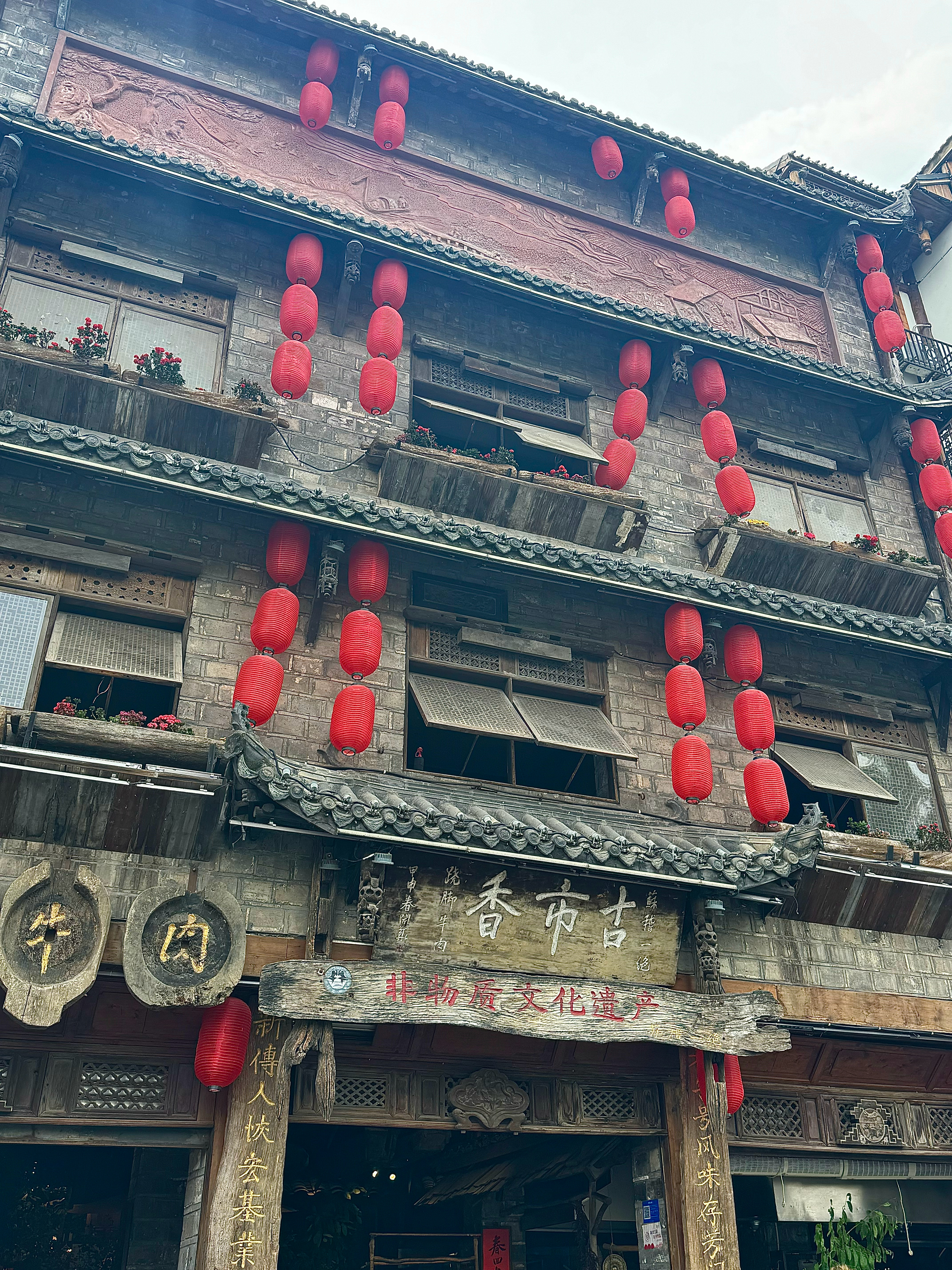 乐山美食轰炸！超级喜欢吃翘脚牛肉，看似清汤的汤底味道是意料外的浓香四溢，对减脂人