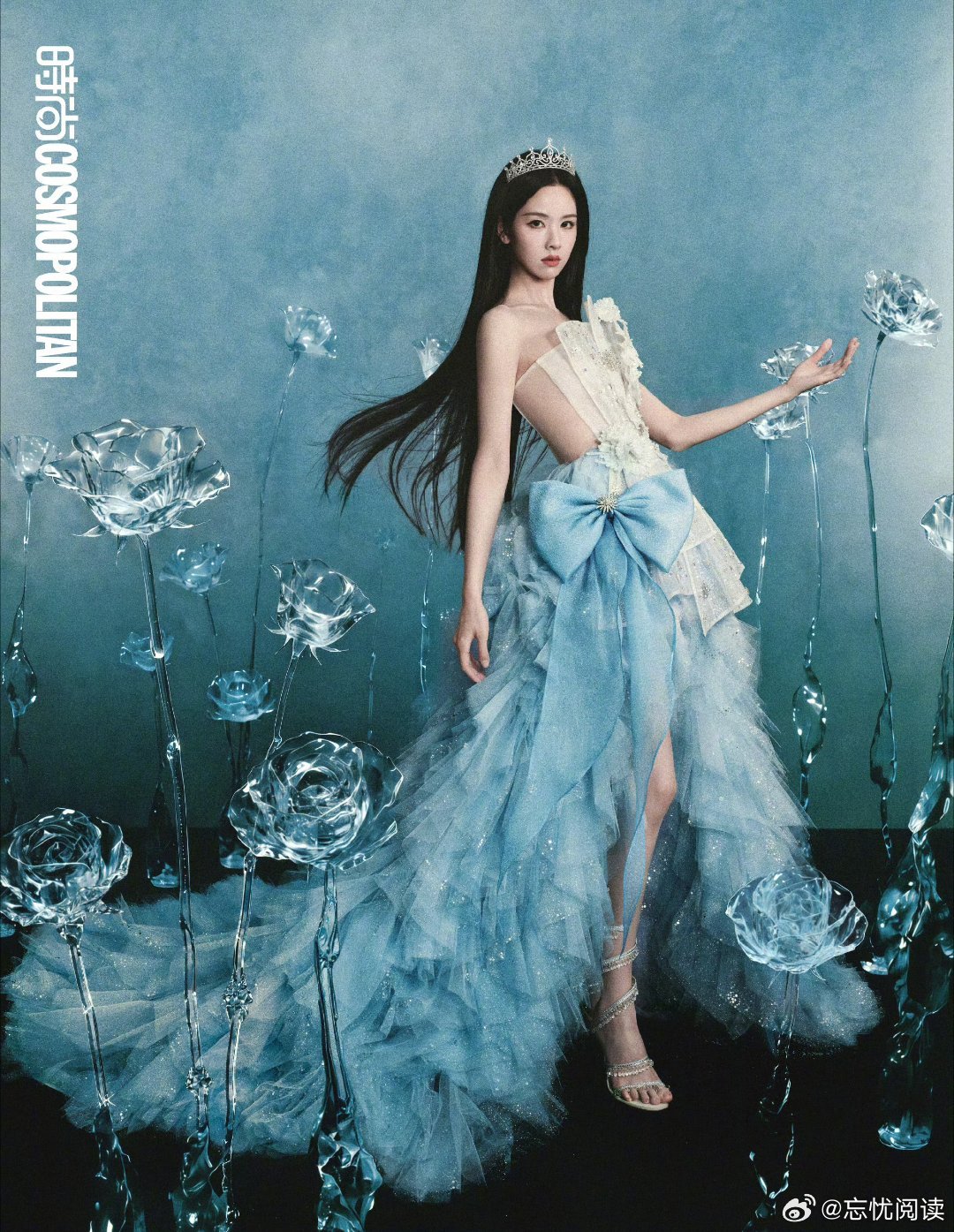 陈都灵解锁了首本五大女刊，直接是《时尚COSMO》33周年刊。🌸单人单抗，OG