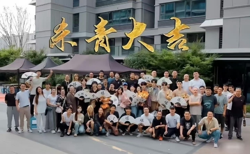 娱乐[超话]田栩宁梓渝展轩刘轩丞杀青合照四个人杀青合照 ​​​