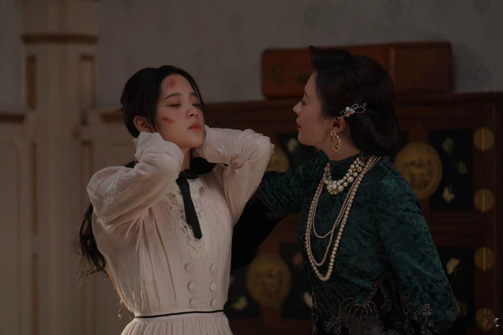 #欧阳娜娜新剧松死感#欧阳娜娜的新剧就好像是一个淡人，乖乖的听着父母吵架被母亲打