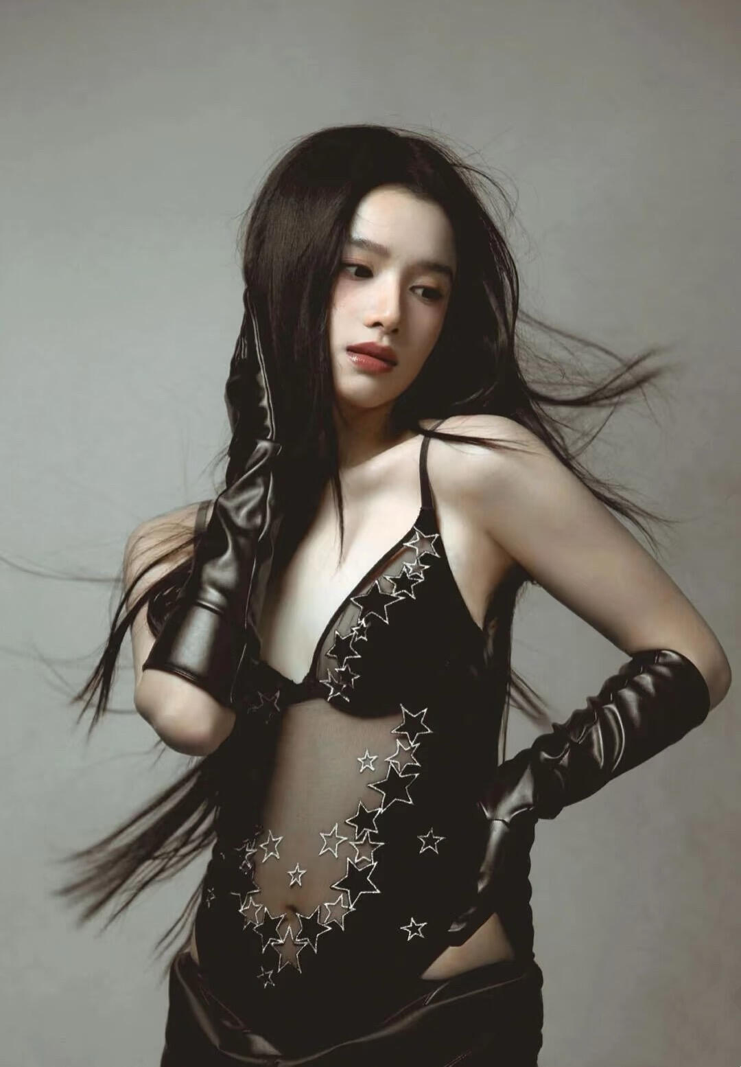 张婧仪~黑色透视装现在小花们内卷严重啊！卷颜值、卷演技、卷人脉、卷身材，还要卷大