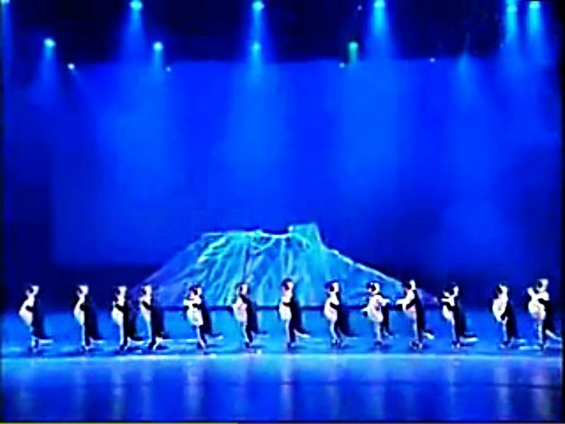 胡歌文淇跳“企鹅”舞

2025年11月13日，胡歌身着白色运动服，脚踏企鹅舞特